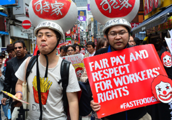 La jornada del 15M en Tokio: trabajadores de McDonald encabezan las protestas.