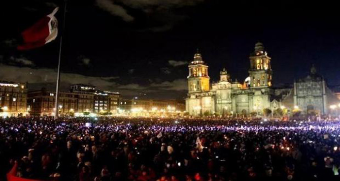 El Zócalo de la capital mexicana colmado por los manifestantes 