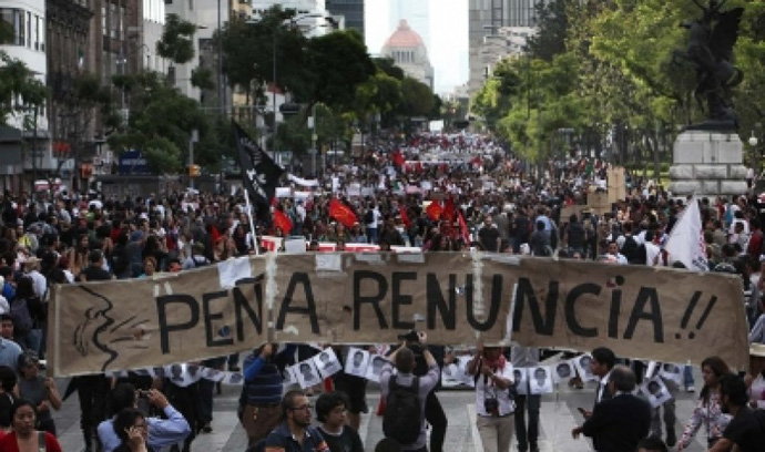 En la enorme marcha al Zócalo también se exigió la renuncia del presidente Peña Nieto.  