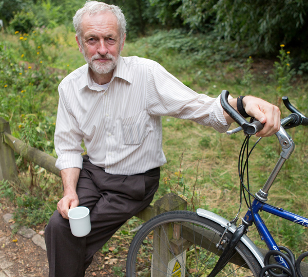 Jeremy Corbyn, en bicicleta al parlamento.